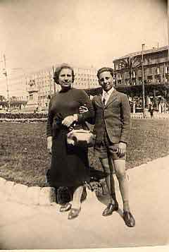biografia/1966-alfredo-con-la-madre.jpg